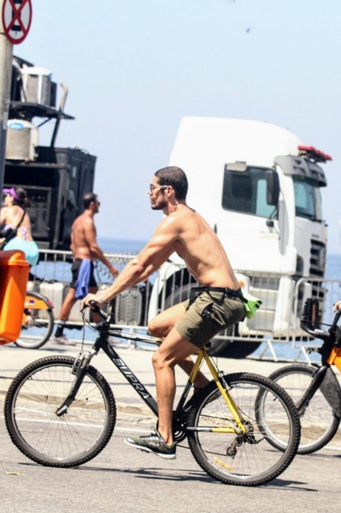 José Loreto sem camisa, andando de bicicleta na orla