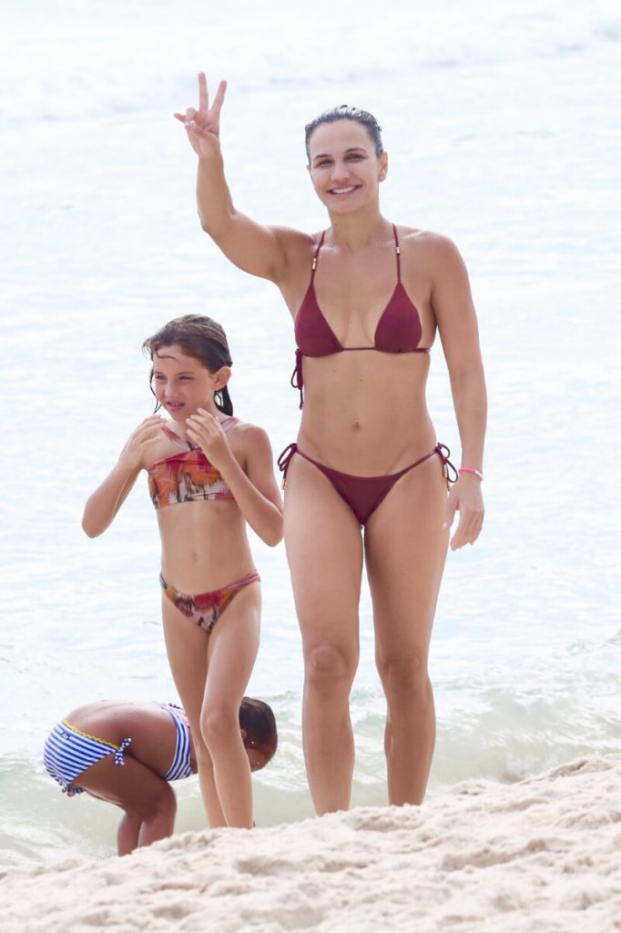 Kyra Gracie e filha na praia