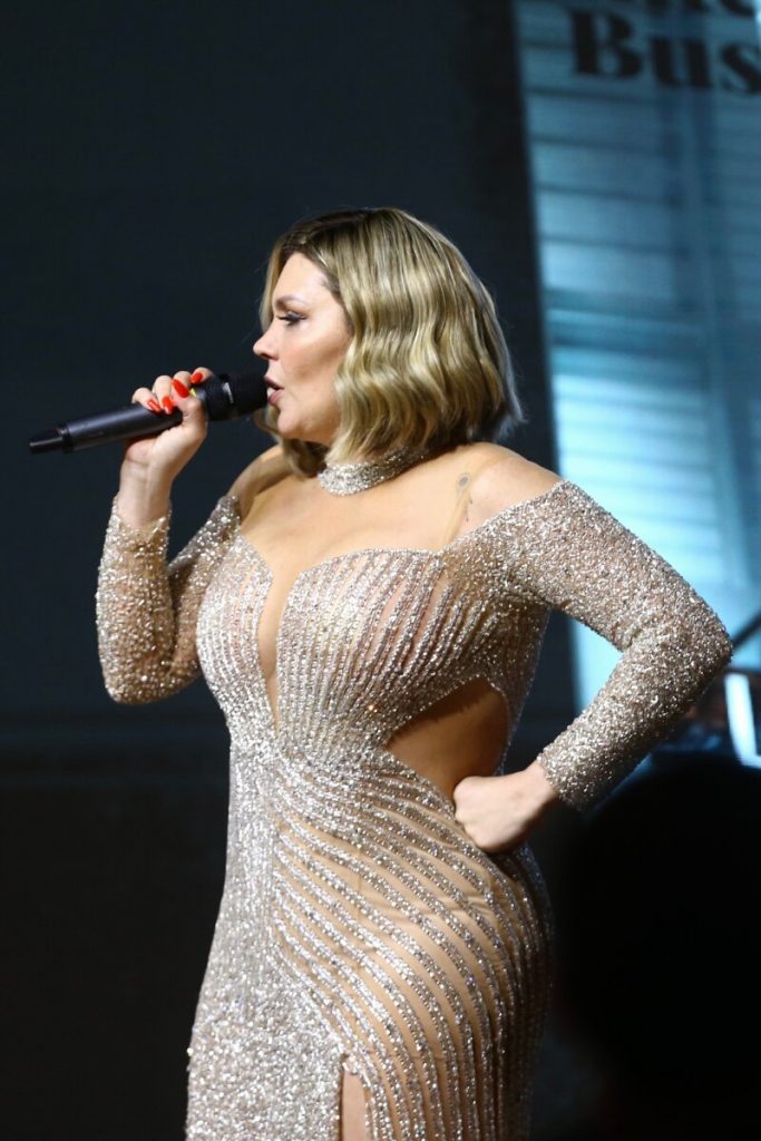 Simony de vestido longo nude