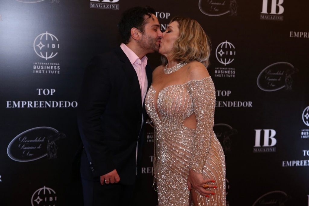 Simony beijando o namorado, Felipe Rodriguez