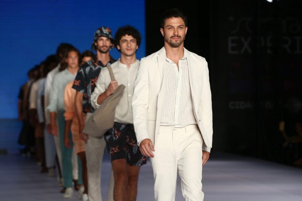 Rômulo Estrela desfila com look branco