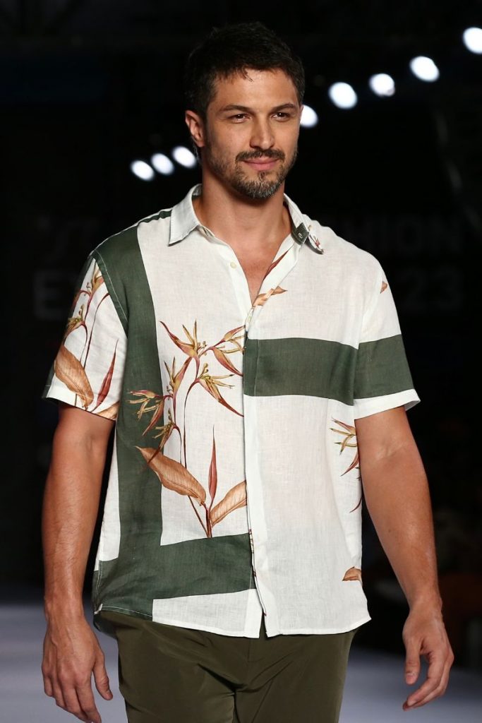 Rômulo Estrela em desfile