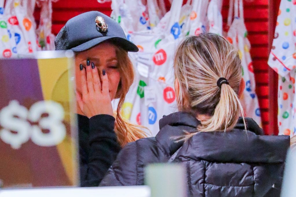 Shakira chorando em loja de Nova York
