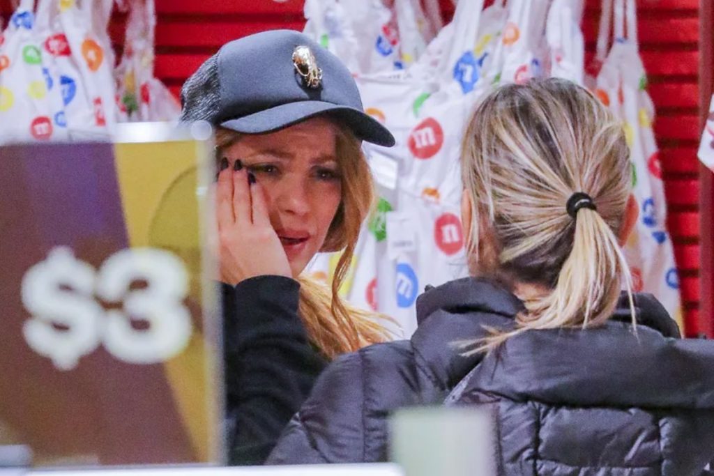 Shakira chorando em loja de Nova York