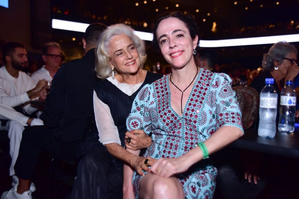 Marieta Severo e Silvia Buarque sentadas na plateia 
