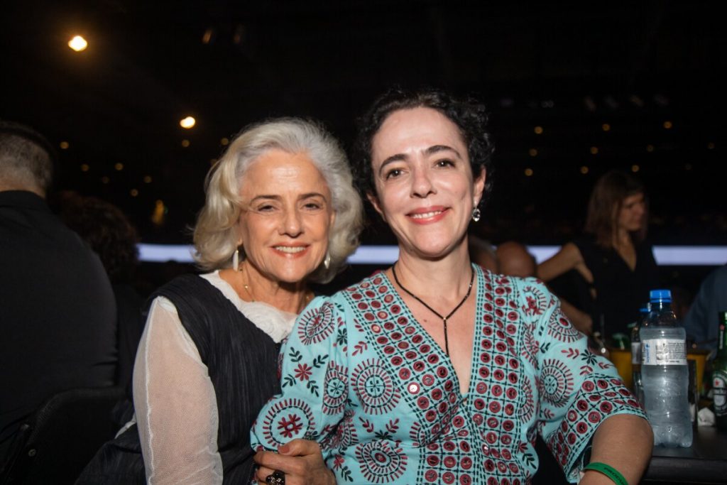 Marieta Severo e Silvia Buarque sentadas na plateia 