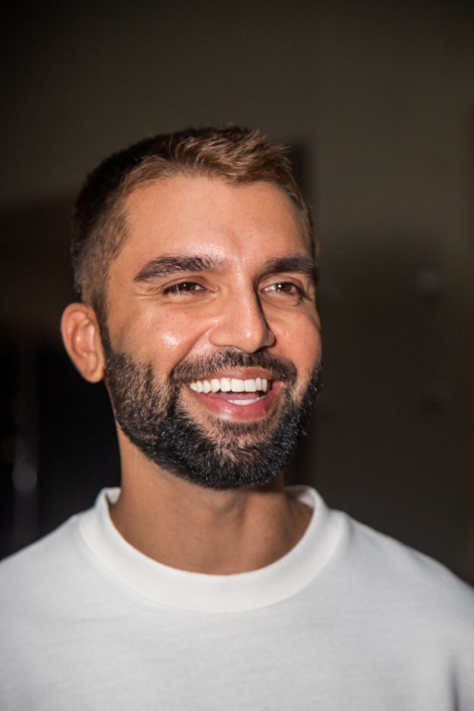 Cantor Silva sorrindo de camisa branca 