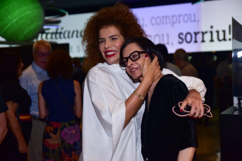 Vanessa da Matta, de branco, abraçada a Marina Lima de preto 
