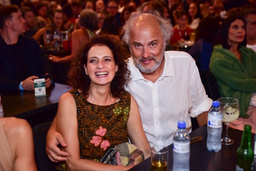 Denise Fraga sentada ao lado do marido, Luiz Villaça