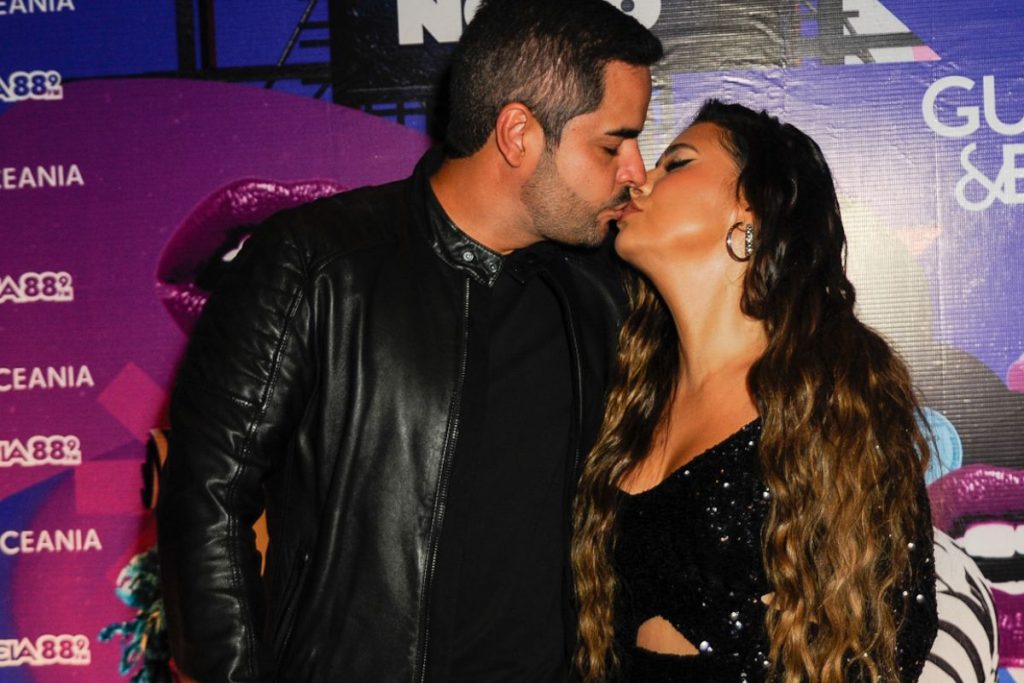 Simone Mendes ganha beijão do marido