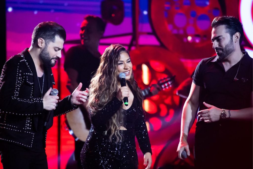 Guilherme, Benuto e Simone Mendes no palco