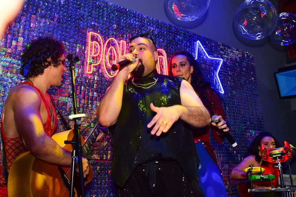 tiago abravanel cantando