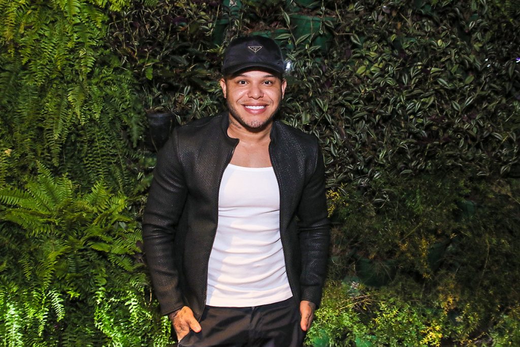 Tierry posou sorridente para os fotógrafos