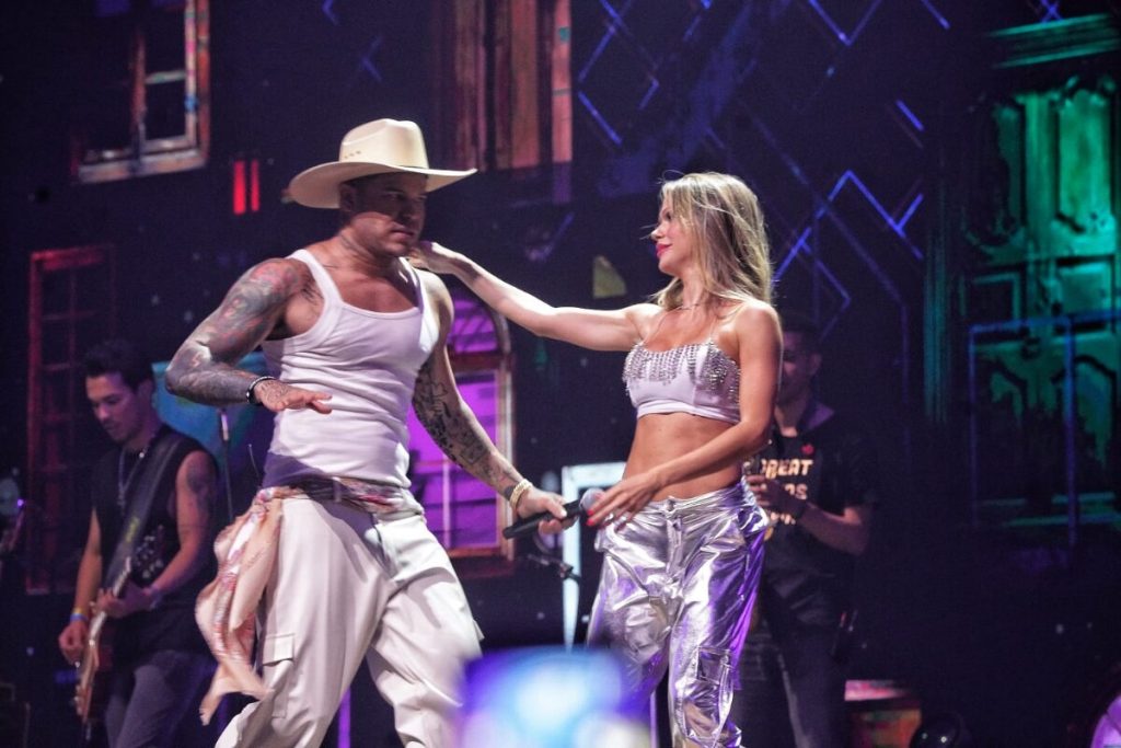 Tierry e Carla Bruno dançando no palco