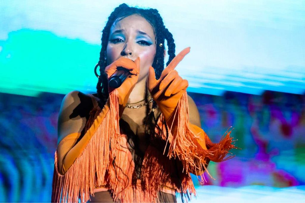 Tinashe cantando no Festival GRLS