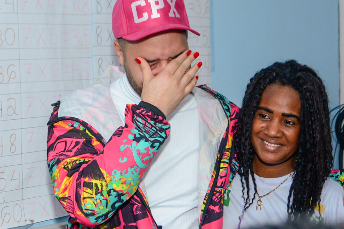 Gil do Vigor se emociona ao dar aula para crianças carentes no Complexo do Alemão