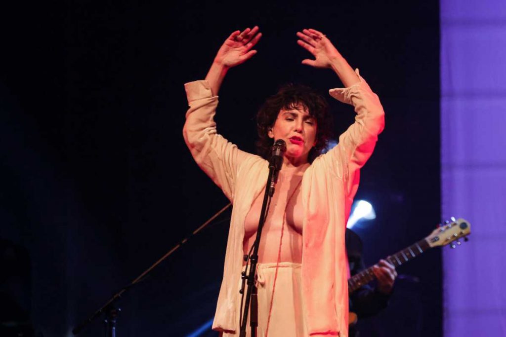 Adriana Calcanhotto homenageando Gal Costa em espetáculo