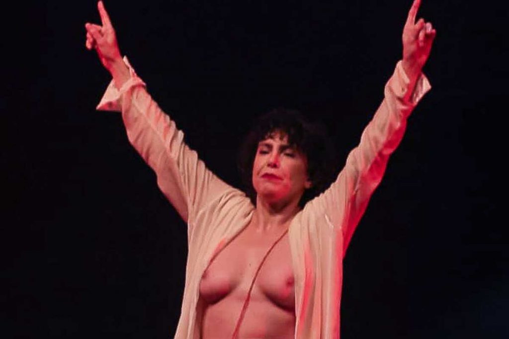 Adriana Calcanhotto homenageando Gal Costa em espetáculo