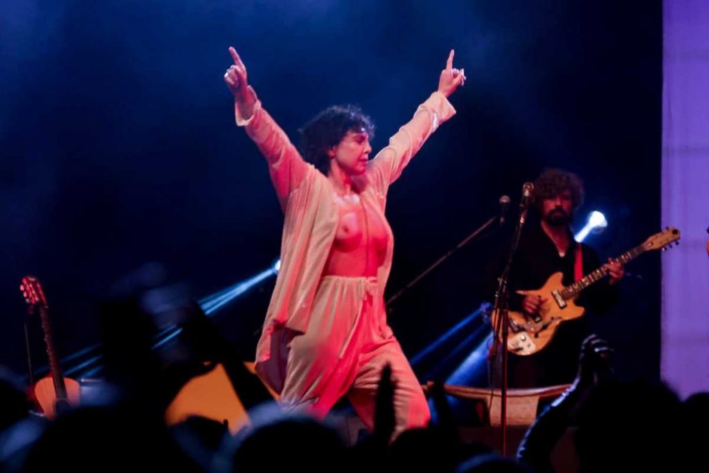 Adriana Calcanhotto homenageando Gal Costa em espetáculo