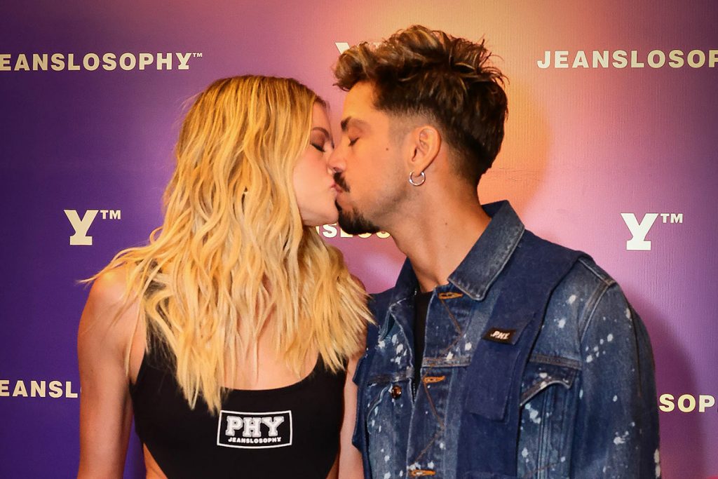 O casal trocou muitos beijos na frente das câmeras