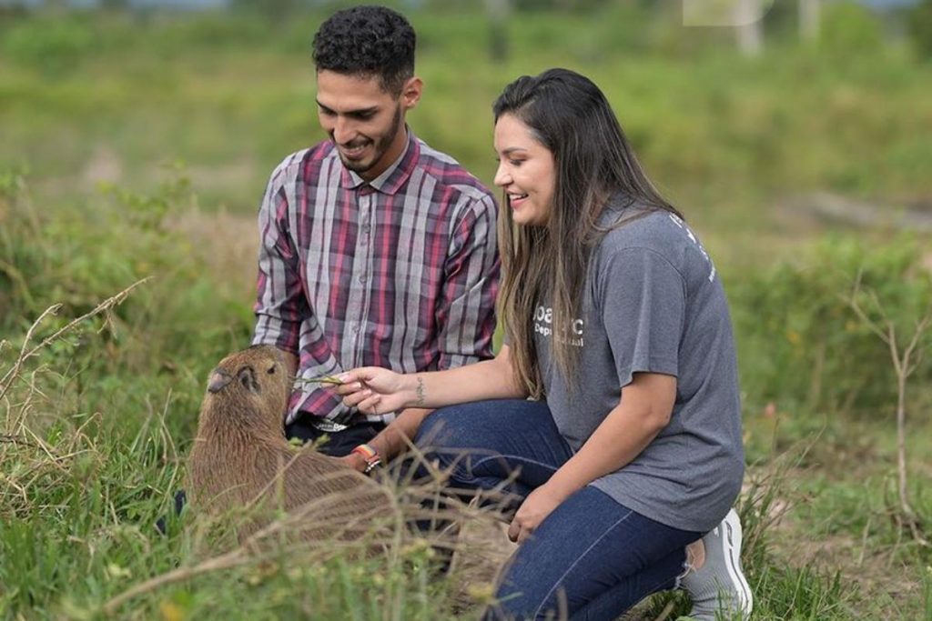 agenor tupinambá e joana darcam com capivara filó