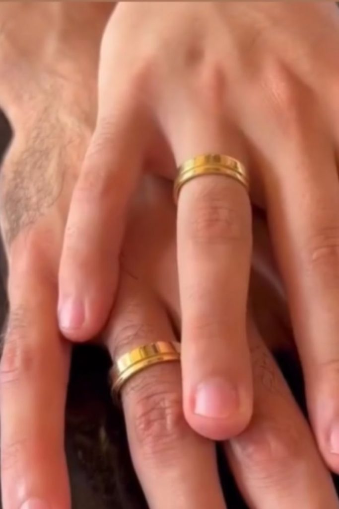 As alianças de noivado de Douglas Souza e Gabi