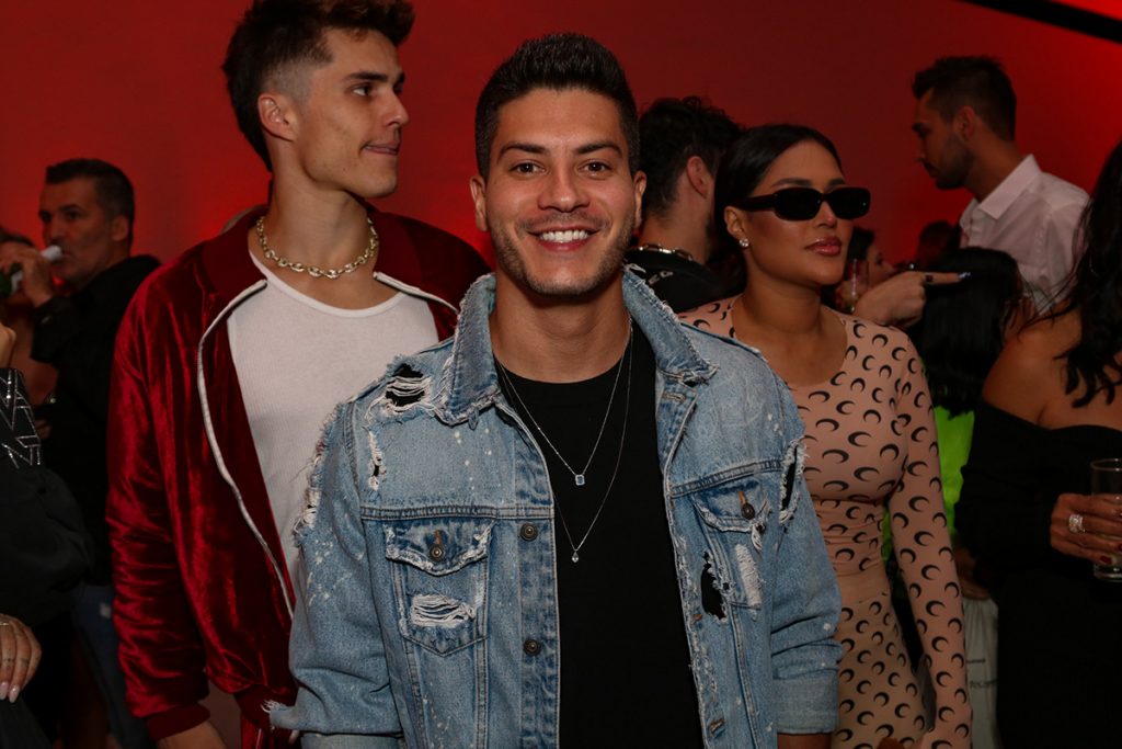 Arthur Aguiar fez questão de posar para fotos