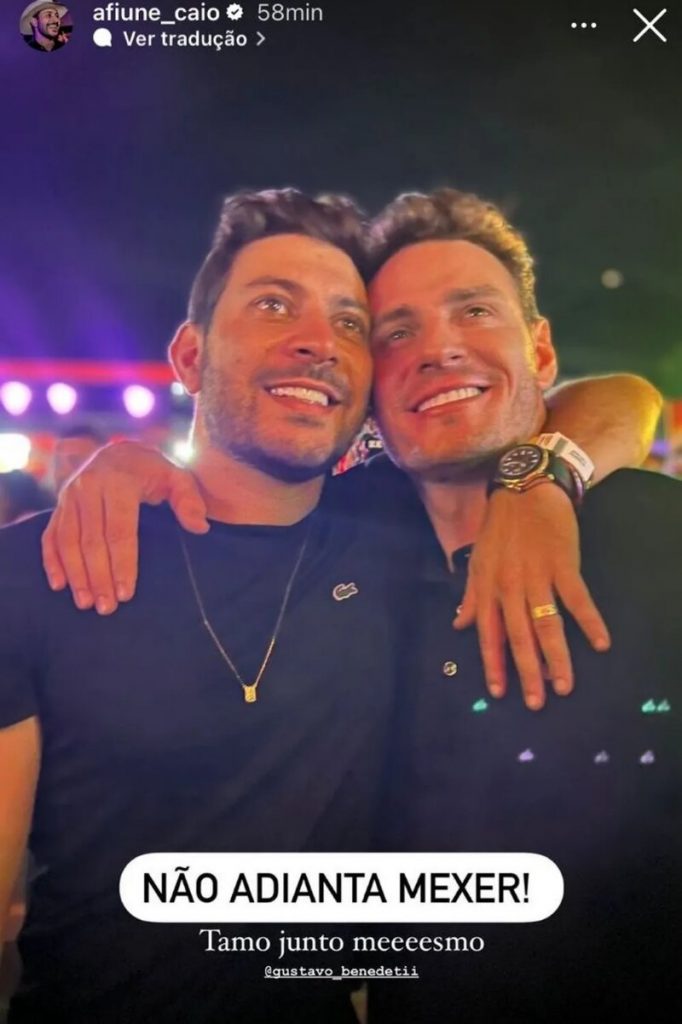 Caio Afiune e Gustavo abraçados
