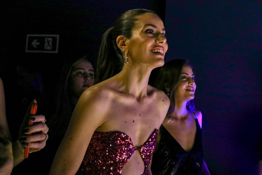 Camila Queiroz curtiu muito o show de Luiza Possi