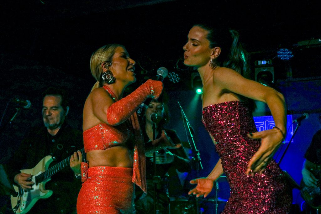 Camila até mesmo cantou com a artista