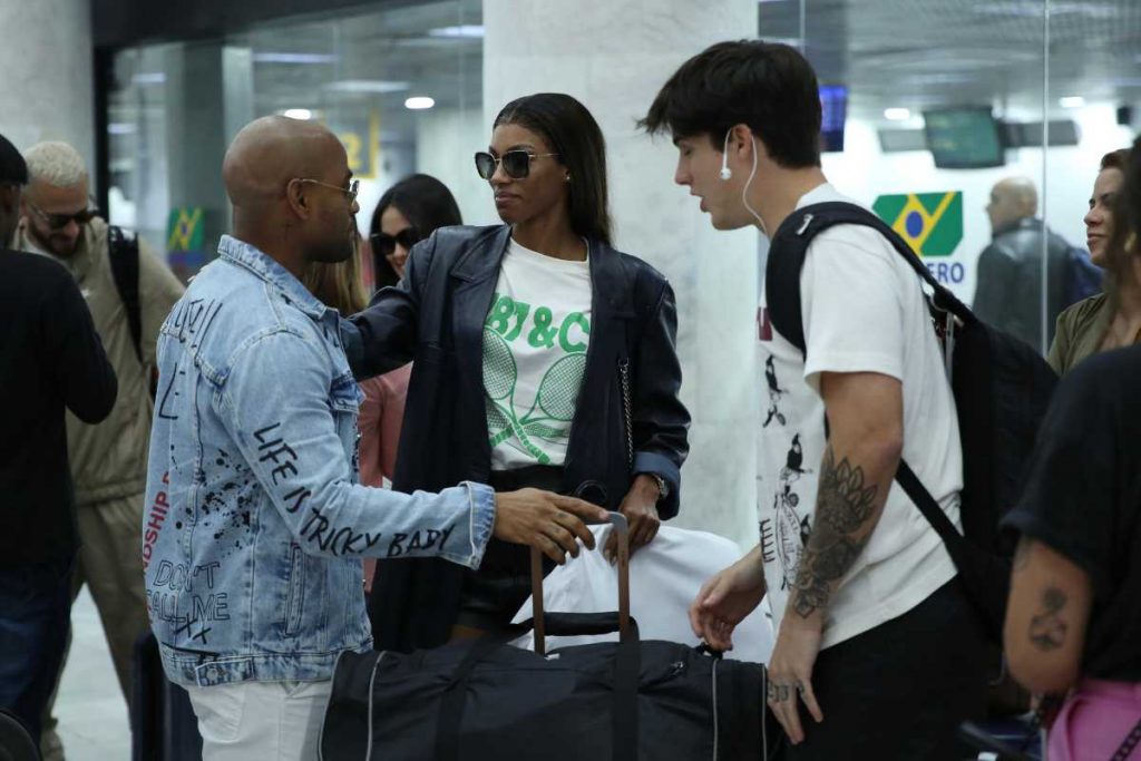 Cezar Black, Tina Calamba e Gabriel Fop se reencontrando no aeroporto