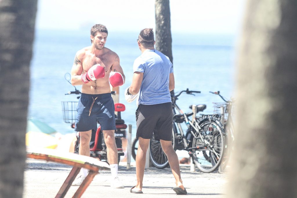 Chay Suede treinou boxe para manter a boa forma