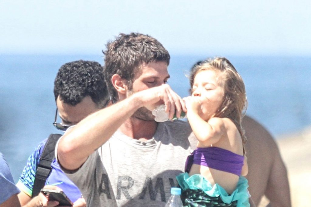 Chay Suede deu água para a pequena