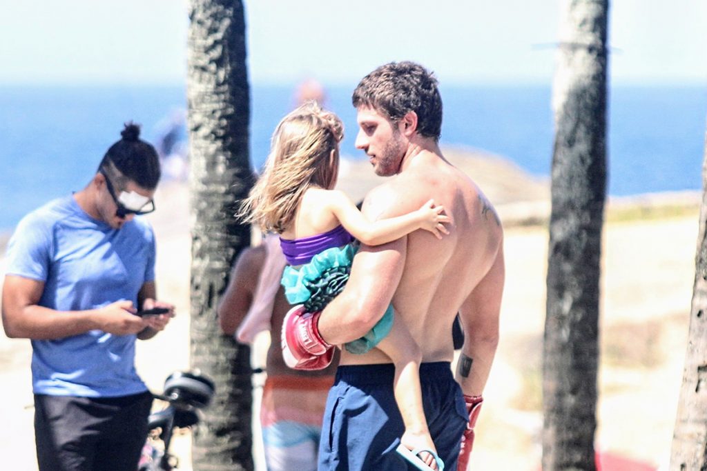 Chay Suede foi fotografado na orla com a filha Maria