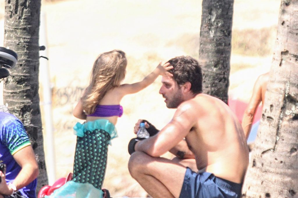 Chay Suede ganhou um carinho da filha