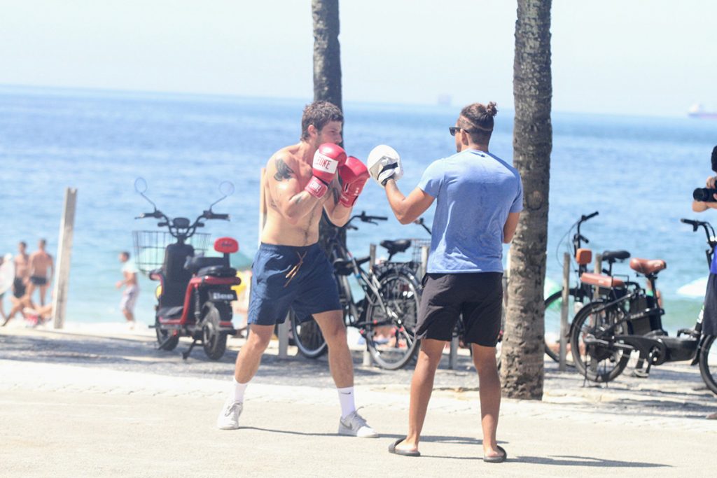 Chay Suede aproveitou o tempo livre para treinar boxe
