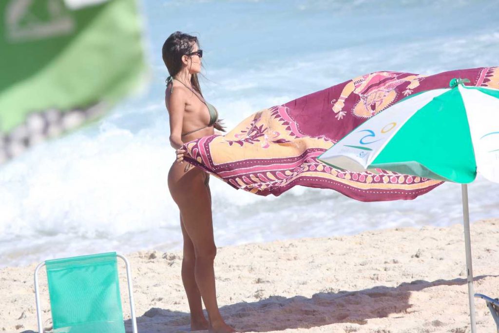 Deborah Secco curtindo praia da Barra da Tijuca