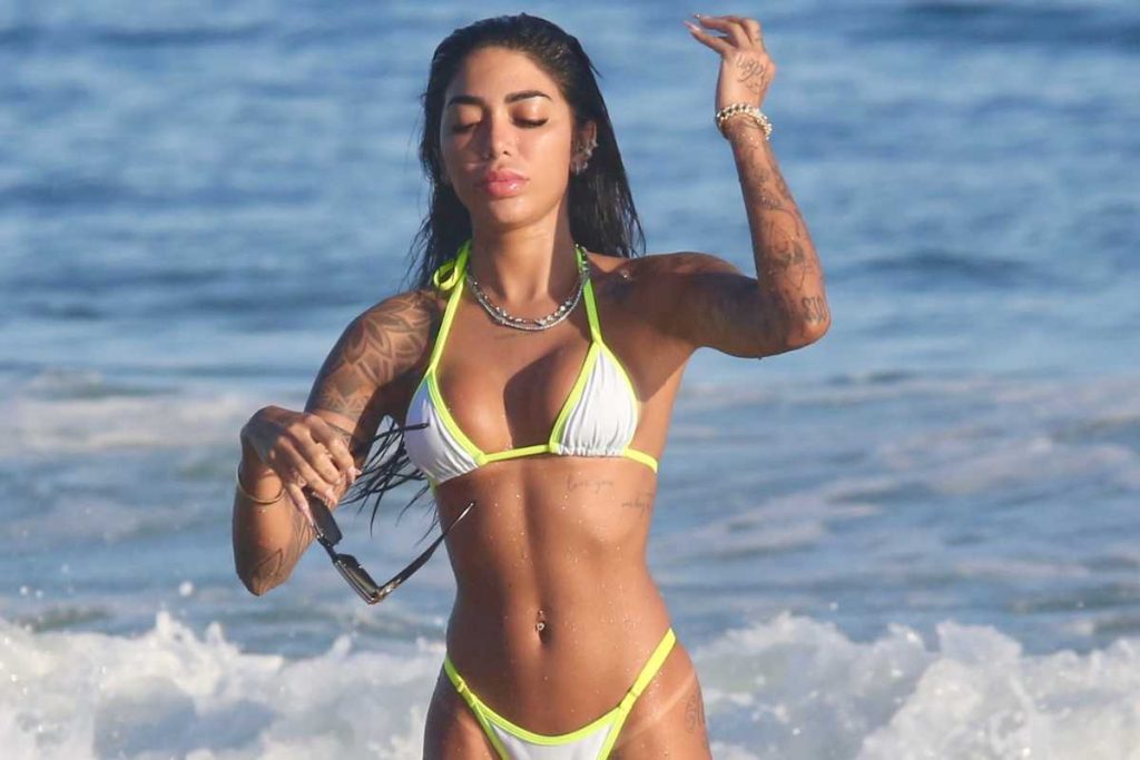 Dhiovanna Barbosa curtindo dia na praia