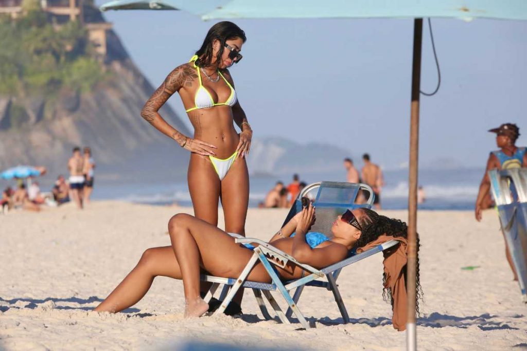 Dhiovanna Barbosa curtindo dia na praia