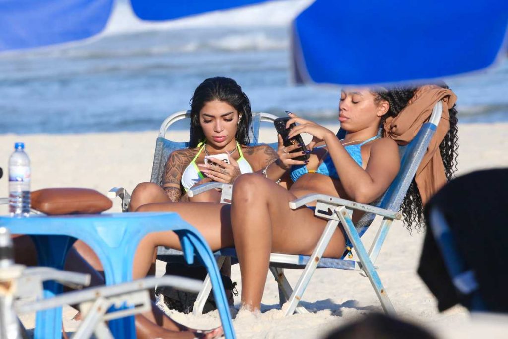 Dhiovanna Barbosa curtindo dia na praia