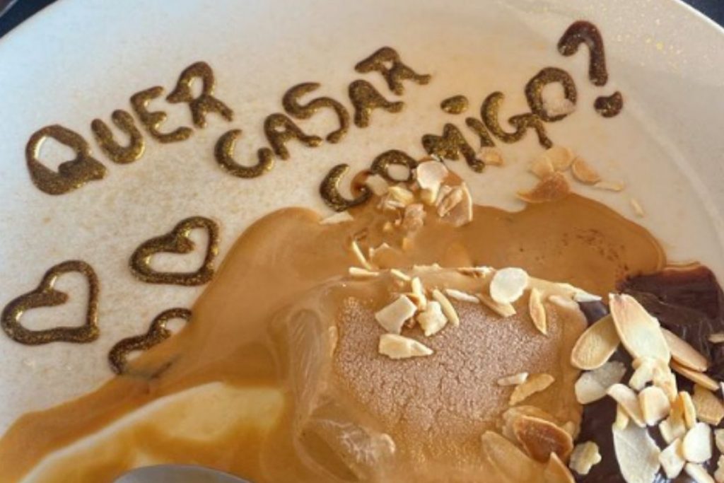 Sobremesa especial com pedido de casamento de Douglas Souza