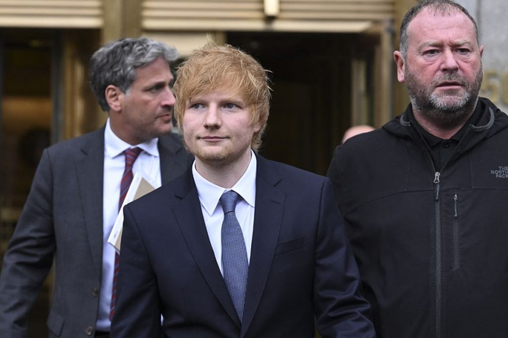 Ed Sheeran com advogado e segurança, no Tribunal de Manhatam