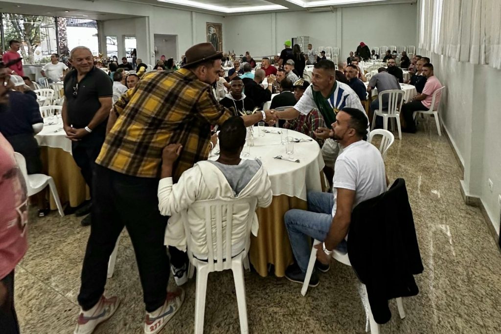 Eduardo Kobra interage com os convidados para o almoço na Igreja do Calvário