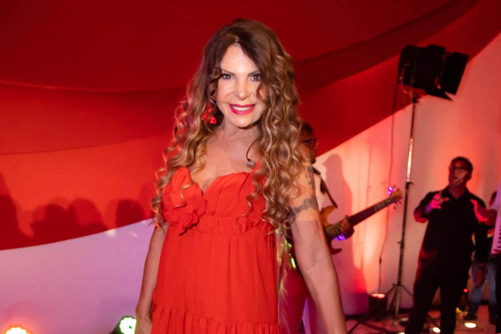 Com um look vermelho, a cantora posou para fotos