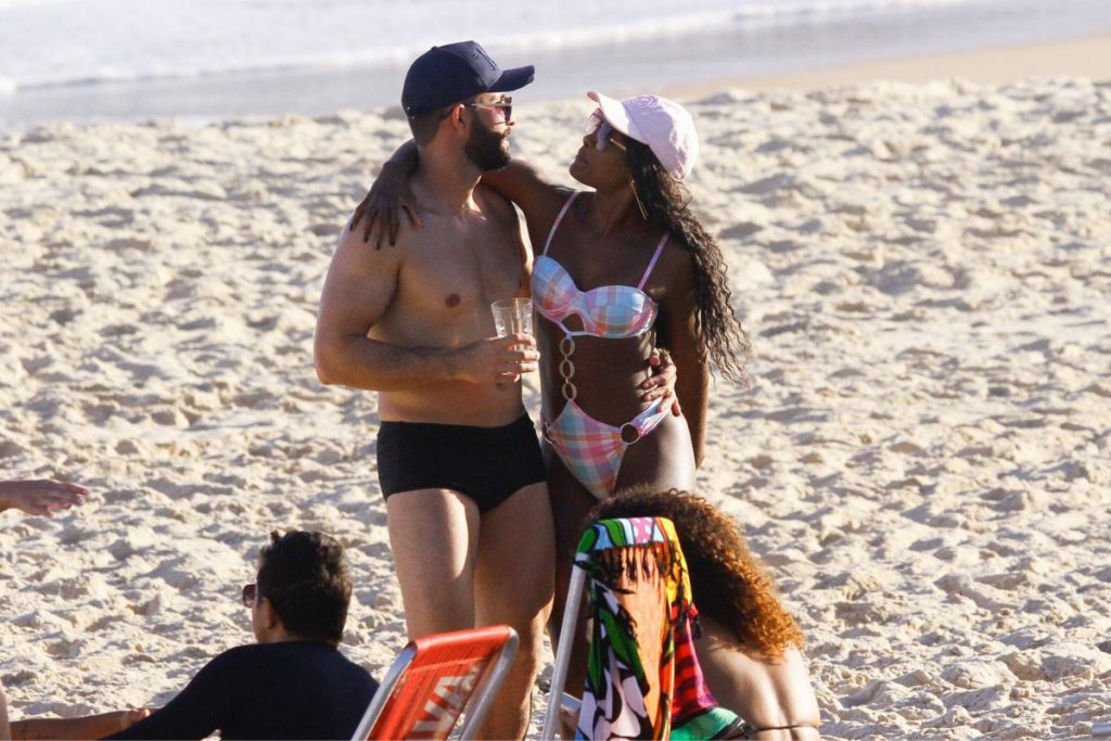 Erika Januza curtiu praia em clima de romance