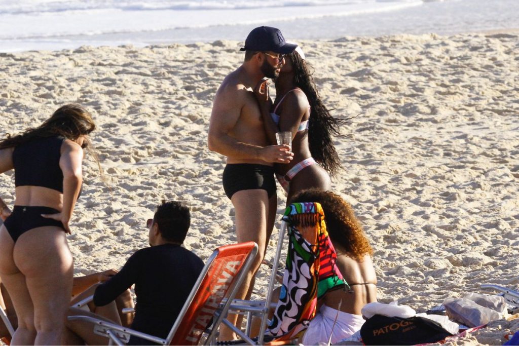 Erika Januza curtiu praia em clima de romance