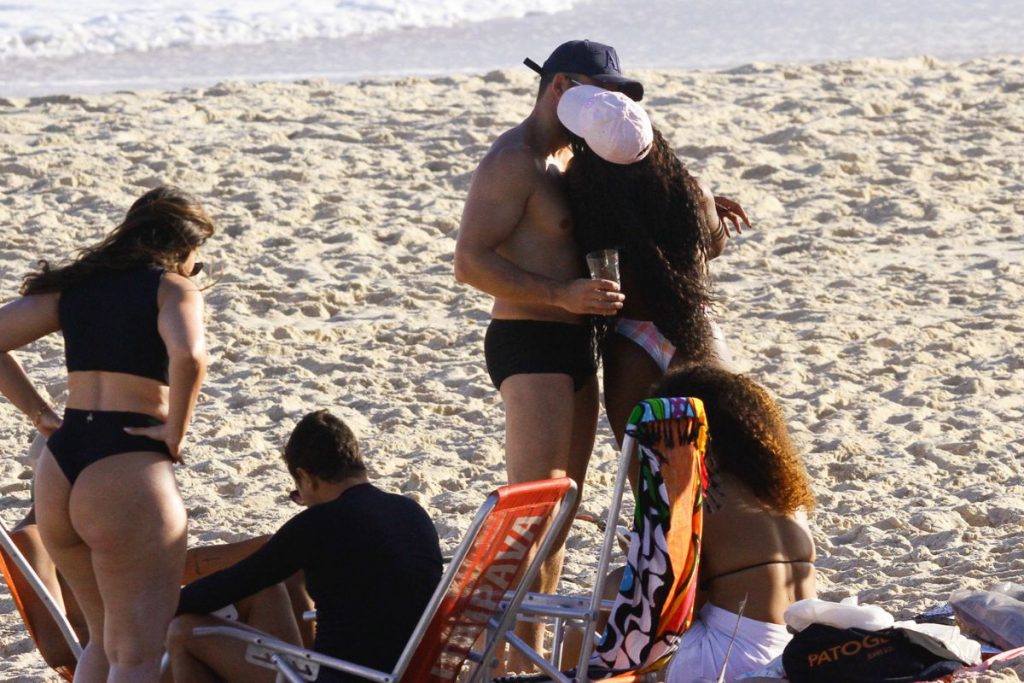 Erika Januza curtiu praia em clima de romance