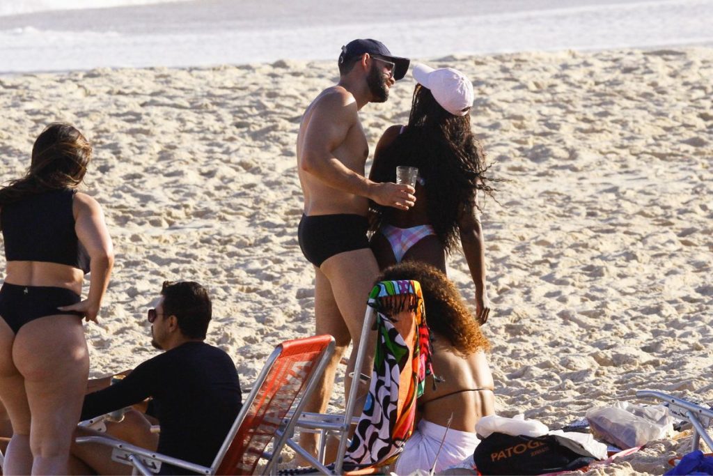 Erika Januza curtiu praia em clima de romance