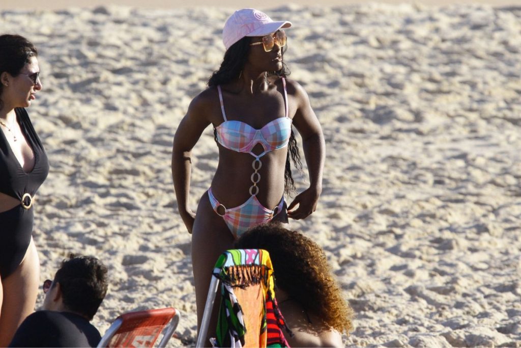 Erika Januza exibiu sua boa forma na praia