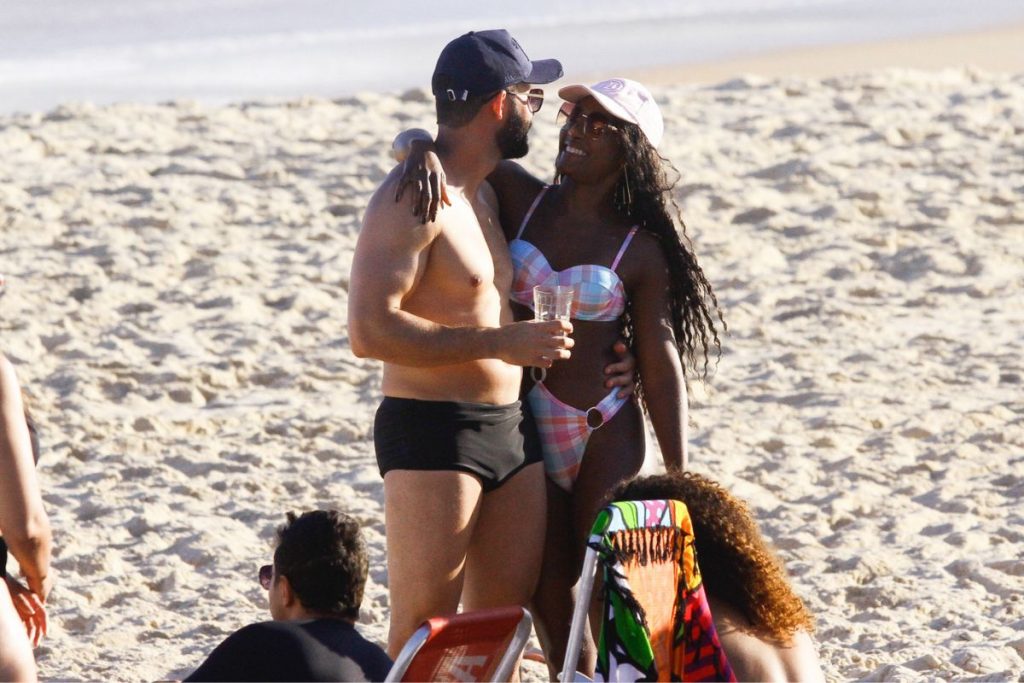 Erika Januza curtiu praia em clima de romance